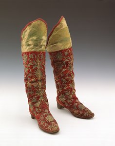 Par de botas masculinas, Bokhara, início de meados do século 19 (veludo carmesim bordado com fio prateado) de School Uzbek