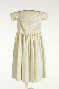 Bebés de baptizado com bordado Ayrshire para frente e mangas, c.1850 (algodão) de Scottish School