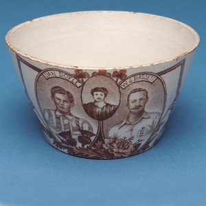 Tigela de lembrança de Inglaterra v. Escócia (cerâmica) de Scottish School