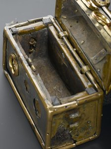 O Relíquio Monymusk, século VIII d.C. (bronze, prata, madeira, liga de cobre, vidro, esmalte) de Scottish School