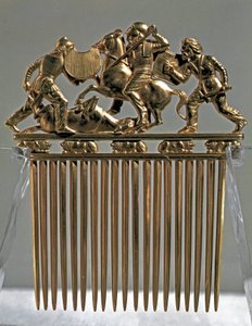 Arte Scythian (Civilização Scythian): pente de ouro decora cenas de batalhas com guerreiros Scythian (Combate com uma cena de combate). Do tumulo de Solokha na Rússia (hoje Ucrânia). Século V-4 AC. Sol. 12,6x10,2 cm Museu Hermitage, São Petersburgo.