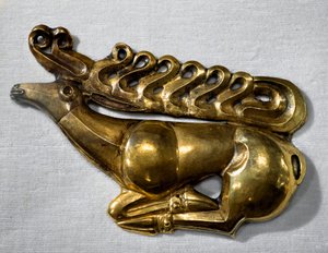 Arte Cítica (civilização Cítica ou Scythia): emblema do escudo da forma de uma camada de veado. Objeto de ouro do final do século VII, início do século VI a.C. São Petersburgo, Museu Hermitage