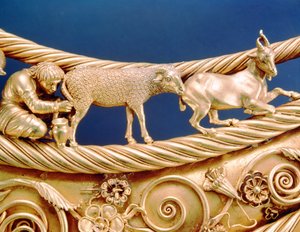 Cita a ordenhar uma ovelha, pormenor de um peitoral de ouro de Tovsta Mohyla