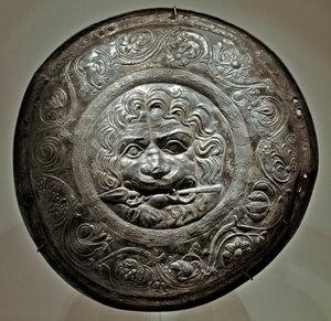 Arte Scythian (civilização Scythian ou Scythian): Elemento de prata que representa uma cabeça de leão com uma lança na boca da região de Rostov. Arte Sarmat, século II - III a.C. Museu Hermitage de São Petersburgo.