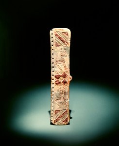 Fecho de cinto gravado com ornamento geométrico esculpido e grampos, no início do 1º milénio a.C. (bronze incrustado com ferro)