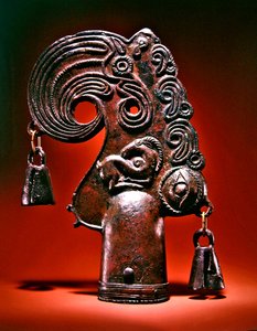 Finial, fantástica cabeça de pássaro decorada com animais, um olho humano e sinos, séculos V a 6 a.C. (bronze)