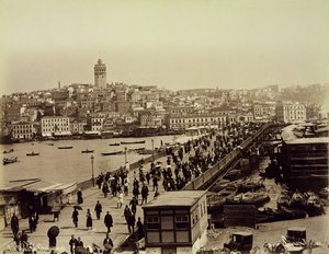 Ponte de Gálata sobre o Corno de Ouro, Istambul, c.1890 (foto em preto e branco) de Sebah and Joaillier