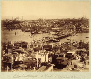 Panorama com vista para Istambul e o rio Bósforo, c.1890 (foto a p/b) de Sebah and Joaillier