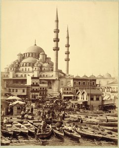 Mesquita Santa Sophia e barcos de pesca na costa do Bósforo, Istambul, c.1890 (foto a p/b) de Sebah and Joaillier