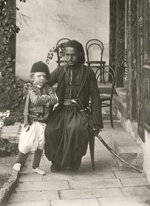 Árabe kawass (guarda otomana) com um menino no jardim de uma casa no distrito da Judéia de Jerusalém, 1867