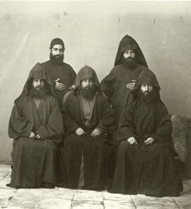 Grupo de 5 sacerdotes armênios no pátio do Hotel Mediterrâneo, Jerusalém, 1867