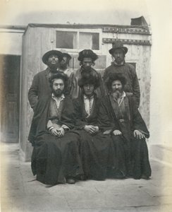 Grupo de 7 judeus poloneses no pátio do Hotel Mediterrâneo, Jerusalém, 1867