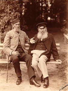 Os poetas Yakov Petrovich Polonsky (Iakov Petrovitch Polonski) (1819-1898) e Afanasy Afanasievich Fet (Foeth) (Afanassi Afanassievitch Chenchine) (1820-1892). Foto albumina de Sergei Dmitrievich Botkin (1869-1945) de Sergei Dmitrievich Botkin