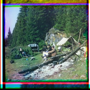 Sergei Prokudin-Gorskii e outros sentados em um acampamento, Rio Chusovala, Montes Urais, Rússia