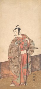 O ator Ichikawa Danjuro V em pé dentro de uma casa e na frente de um engawa, ca. 1772. de Shunsho