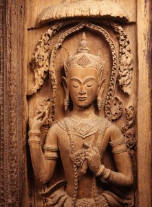 Porta com uma imagem de anjo da guarda, do Período de Ayutthaya (madeira)