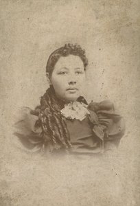 Cartão de gabinete de um membro não identificado da família Vass, 1880-1917. de Sidney Rufus Alley