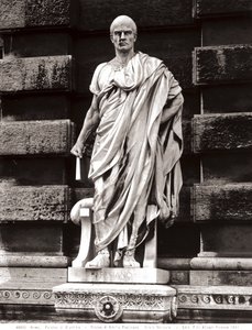 Estátua de Emilio Papiniano (mármore) de Silvio Sbricoli
