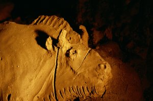 Pormenor de um bisonte moldado em barro, há cerca de 14 000 anos, da gruta de Tuc d