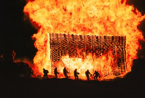 Os islandeses celebram o solstício de verão ao estilo viking, com fogo, canções e bebidas, 2000 (foto) de Sisse Brimberg