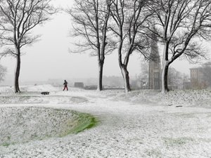Figura solitária a caminhar na Fortaleza de Copenhaga durante uma tempestade de neve, Dinamarca, 2022 (foto) de Sisse Brimberg