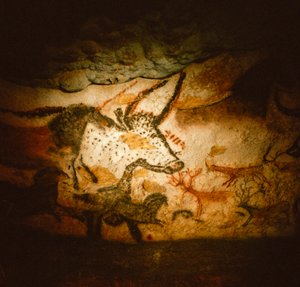 Pintura de uma cabeça de touro na câmara do touro, gruta de Lascaux