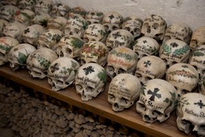 Alguns dos 600 crânios da "casa dos ossos", datados de 1720-1995, Hallstatt, Áustria, 2022 (foto) de Sisse Brimberg