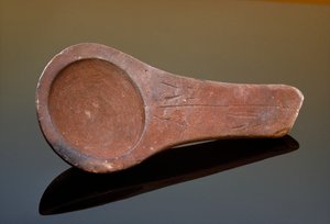 A lâmpada de Lascaux, de arenito polido, foi encontrada na gruta de Lascaux.