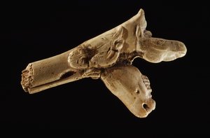 Lança de três cabeças, um bastão de chifre pré-histórico.