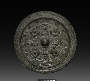 Espelho com Xiwangmu, c.317-400 (bronze) de Six Dynasties Chinese School