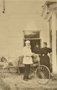 Autor russo Leo Tolstoy com uma bicicleta, Rússia, década de 1890