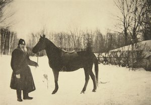 Autor russo Leo Tolstoy com um cavalo, Yasnaya Polyana, perto de Tula, Rússia, 1905.