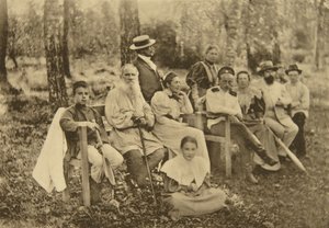 Autor russo Leo Tolstoy com convidados, Yasnaya Polyana, perto de Tula, Rússia, 1895.