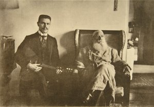 Autor russo Leo Tolstoy com o jogador de balalaica Boris Troyanovsky, Rússia, 1909 de Sophia Andreevna Tolstaya