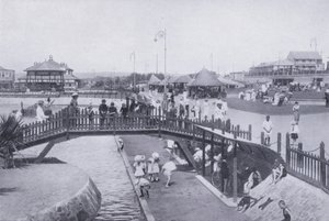 Ponte sobre o lago infantil, Ocean Beach, Durban (foto a p/b)