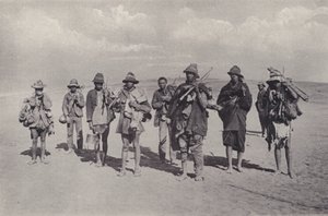 Kafirs retornando do trabalho (foto a p/b) de South African Photographer