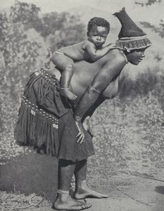 Mulher carregando seu bebê nas costas, África do Sul (foto a p/b)
