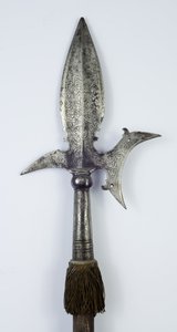 Alabarda (aço, madeira e tecido)