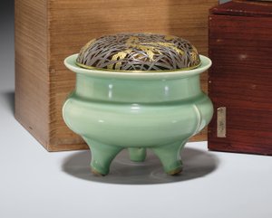 Grande incensário de tripé Longquan celadon com cobertura de metal dourado de pacote japonês (cerâmica) (ver também 349496)