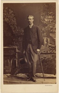 [Homem não identificado, de bigode, com cartola e guarda-chuva, de pé] de Southwell Brothers