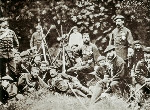 3ª Guerra de Carlist (1872-1876): o pretendente ao trono espanhol Carlos de Bourbon (1848-1909) (Carlos Maria de Borbon y Áustria-Este ou Carlos VII), Duque de Madrid, rodeado pelos seus defensores. Fotografia sobre 1872-1876
