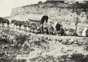 Descarregando um carrinho de armas de fogo, a fim de escalar as colinas de Dersa, Tetouan, Marrocos de Spanish Photographer