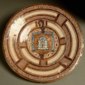 Blazon da abadia de Poblet, abadia cisterciense na Catalunha. Prato cerâmico produzido perto de Valência, Espanha. Florença do século XVI, Museo Nazionale del Bargello de Spanish School