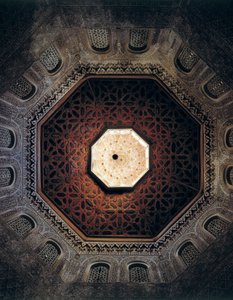 Tecto da Madrasa de Granada, Espanha, construído em 1349 (foto) de Spanish School