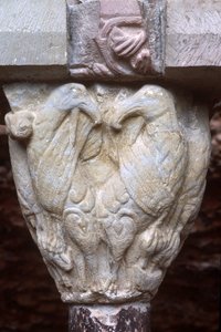 Detalhe de uma capital de arcada com escultura de dois pássaros (foto) de Spanish School