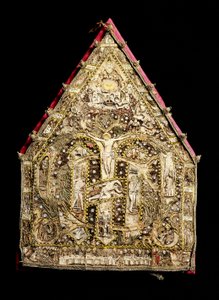 Mitra eveque em decoração dourada de mosaicos de plumas feitas por missionários espanhóis no México. Florença do século XVI, Museo degli Argenti de Spanish School