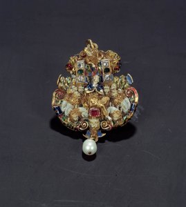Joalharia: pingente de diamantes, esmalte em ouro redondo, esmeralda e pérola representando Daniel no poço do leão. 1550-1600. De Espanha. Paris, Museu do Louvre. de Spanish School