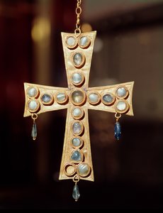 Cruz de pingente da coroa votiva de um rei visigodo, do tesouro de Guarrazar (ouro e pedras preciosas) de Spanish School