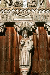 O portal oeste com estátua de Madonna e Child e alívio do último julgamento de Spanish School