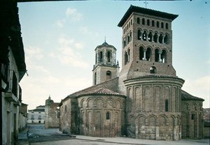 Vista da Igreja de San Tirso de Spanish School